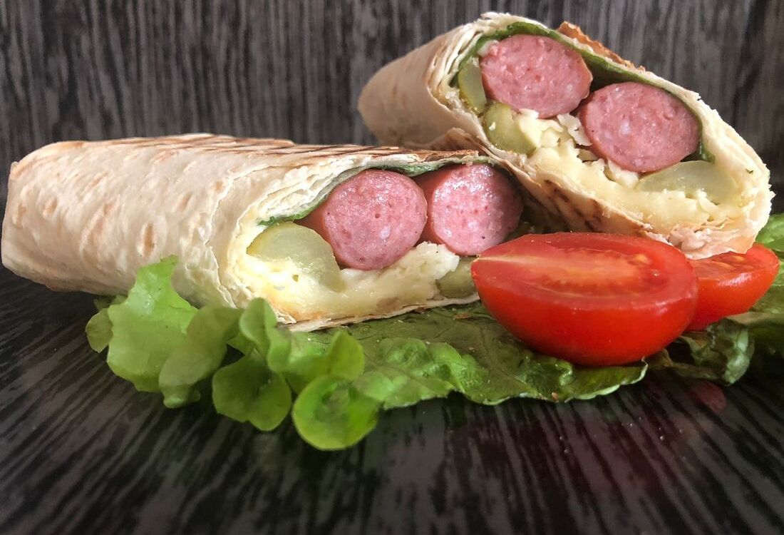 Ролл с охотничьими колбасками