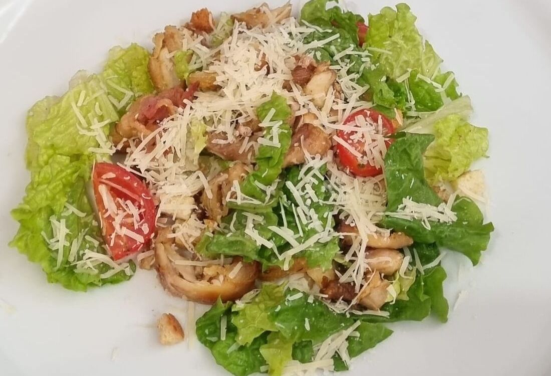 Салат Цезарь с курицей