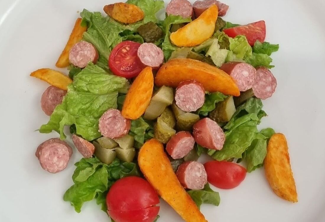 Салат с копчеными колбасками