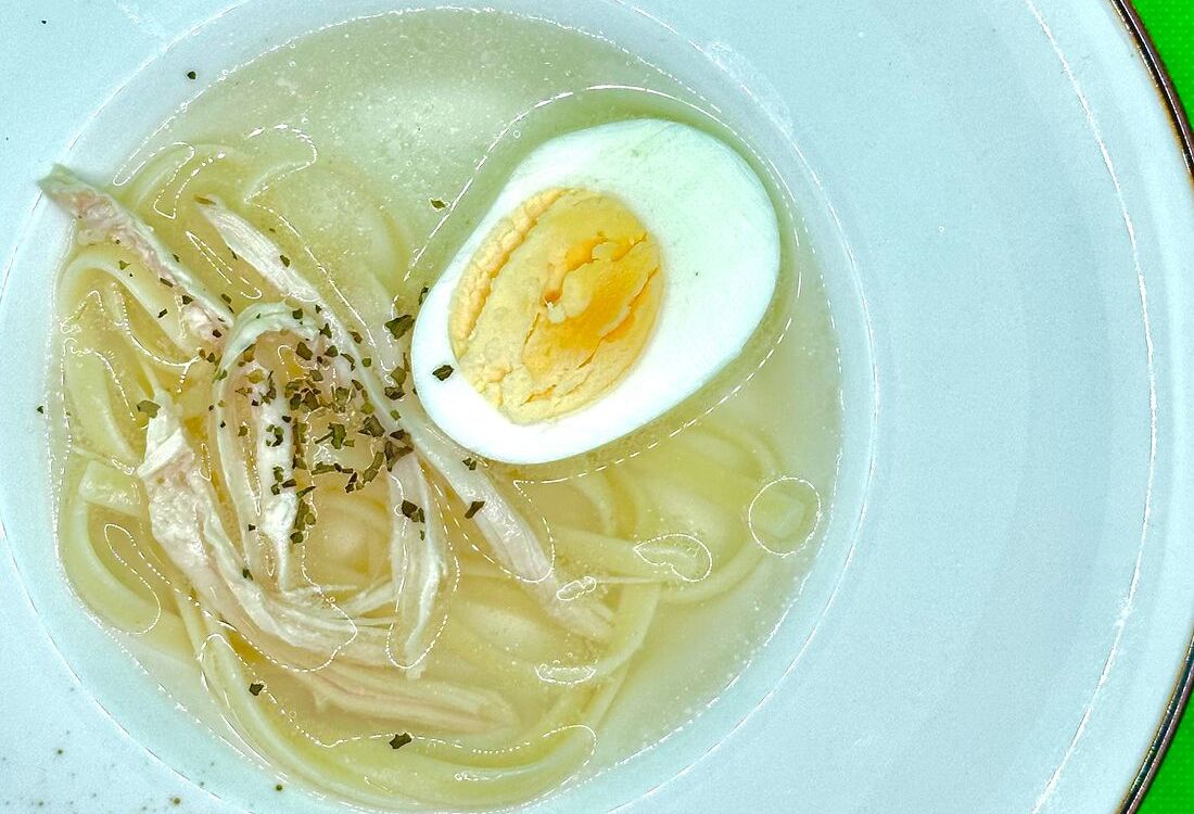 Куриный бульон с яйцом и лапшой