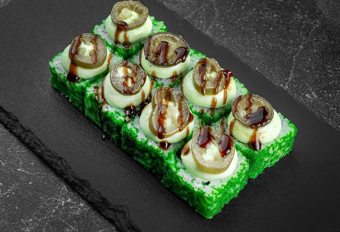 Ролл запеченный с кальмаром и халапеньо