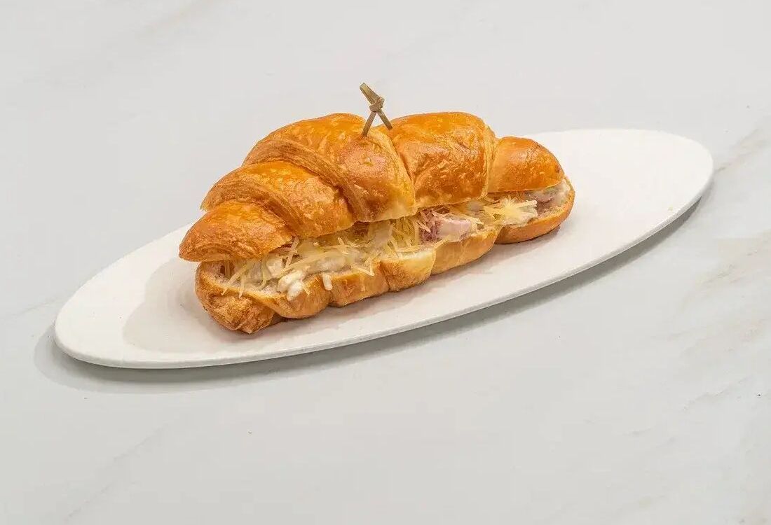 Сэндвич в круассане с курица-карбонара