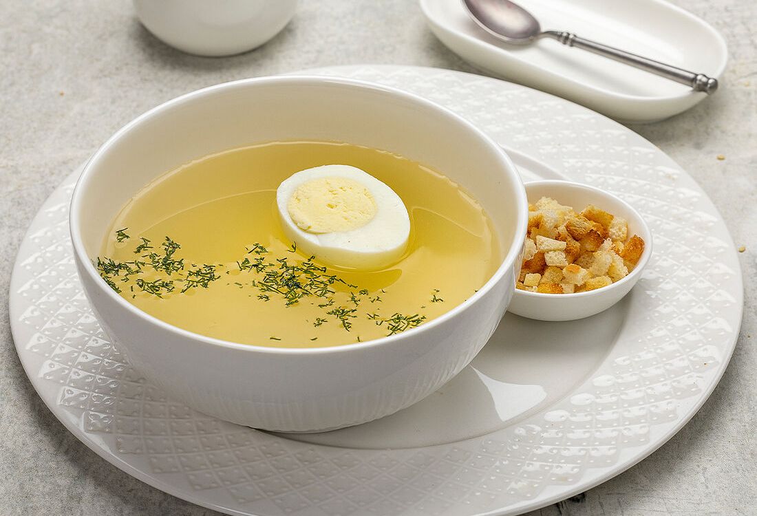 Куриный бульон с яйцом