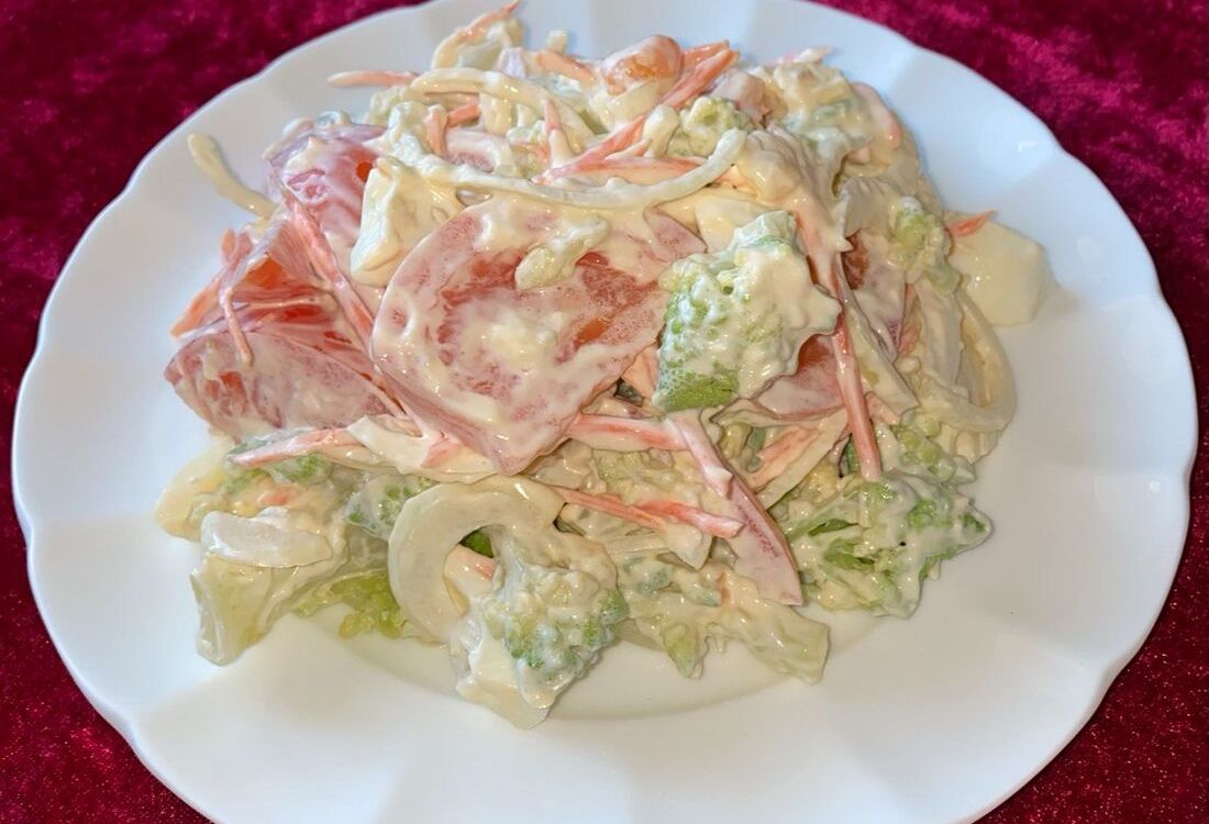 Салат из брокколи с яйцом и помидором №30