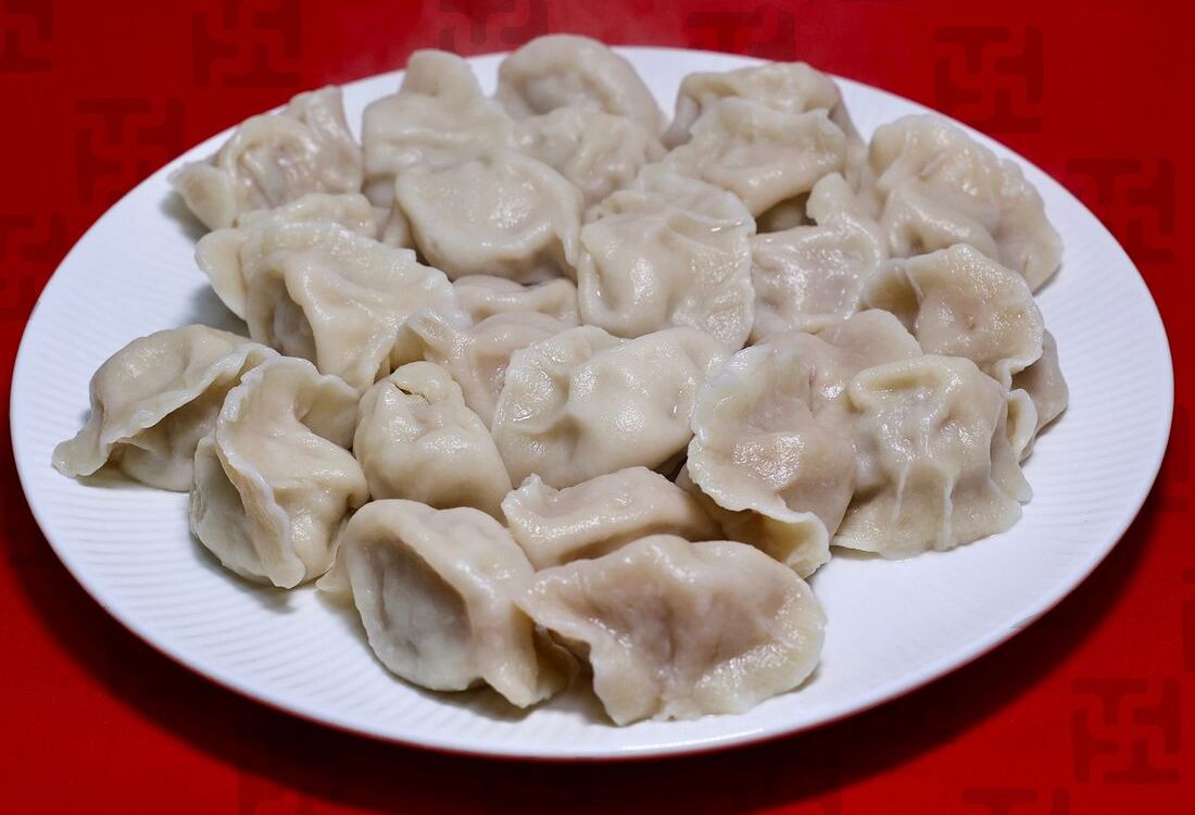 Вареные пельмени с пекинской капустой (18 шт.) + соус №75.3