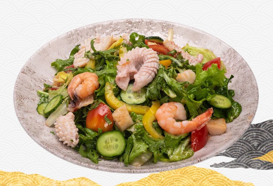 Теплый салат с морепродуктами