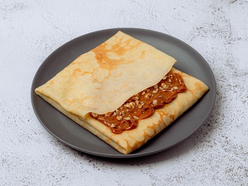 Блин с варёной сгущёнкой и грецким орехом