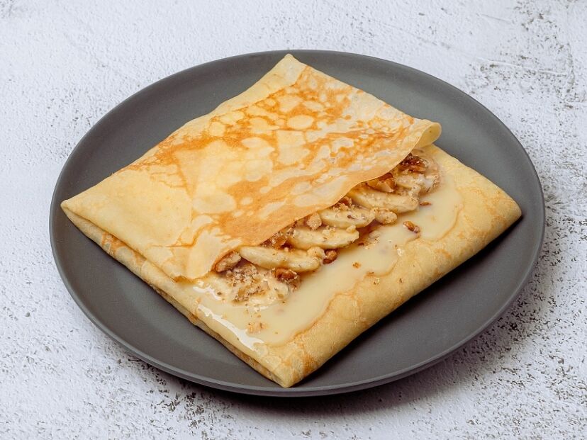 Блин с бананом, сгущёнкой и грецким орехом