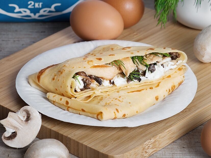 Блин с куриной грудкой и грибами в сливочном соусе