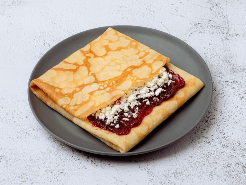 Блин с творогом и конфитюром